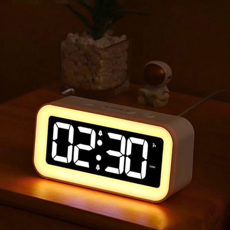 Réveils LED blanc et noir affichant 20:00 – Design multicolore