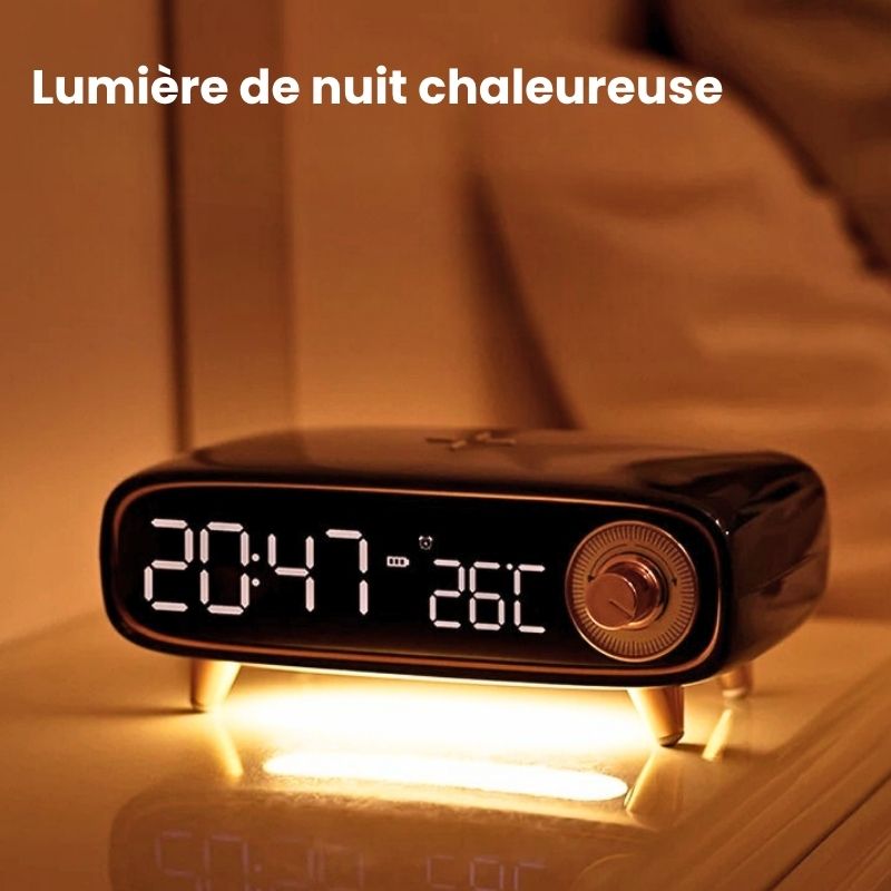 Réveil numérique doré élégant sur table de nuit