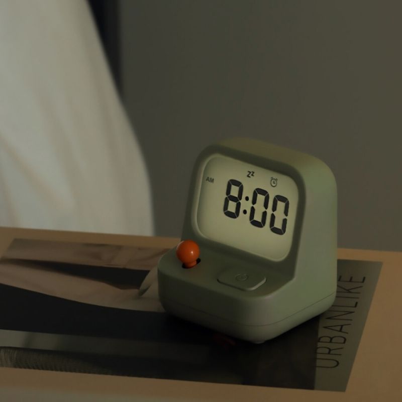 Réveil digital vert éclairé dans l’obscurité avec heure 8:00 – TopRéveil