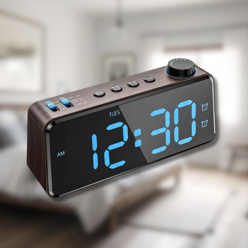 radio-réveil Clario avec grand écran LED lumineux sur table de chevet