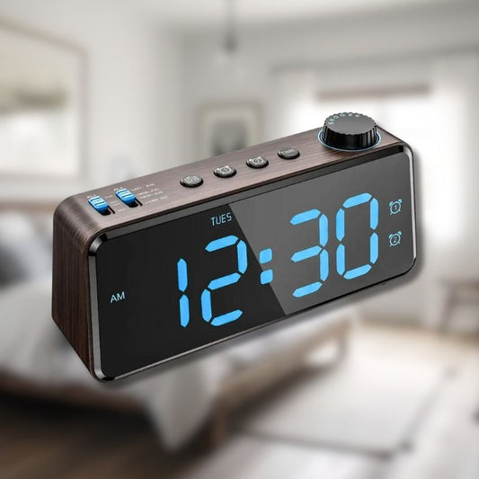 radio-réveil Clario avec grand écran LED lumineux sur table de chevet